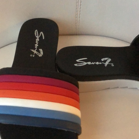 Women’s Slides - Picture 4 of 4